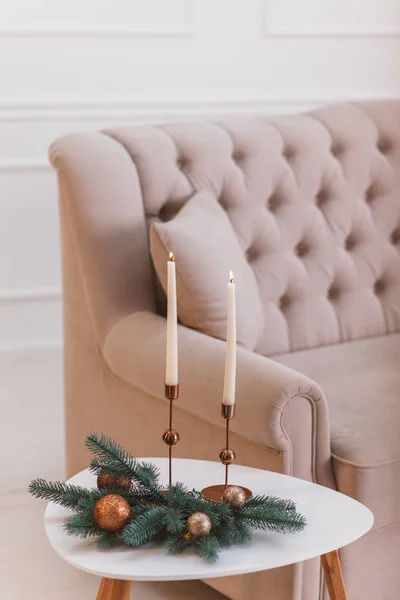 Stylowe wnętrze świąteczne, sofa i stół ze świecami. — Zdjęcie stockowe