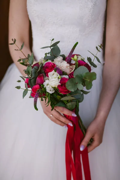 Belo buquê de casamento nas mãos da noiva. Dia do casamento. Preparação do casamento . — Fotografia de Stock