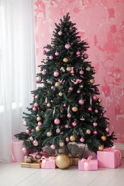 Árbol de Navidad con decoraciones y regalos. Ambiente acogedor de Navidad. La reunión del nuevo año en casa. Elegante interior de la habitación con árbol de Navidad decorado . Fotos de stock libres de derechos