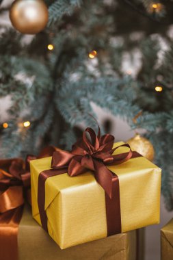Noel ağacının yanında Noel hediyesi kutusu.
