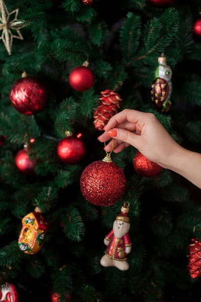 Fille ou femme tenant à la main un jouet du Nouvel An. Noël, Nouvel An, fêtes, émotion. Décoration de l'arbre de Noël en gros plan. Vacances de Noël. Nouvelle année concept . — Photo