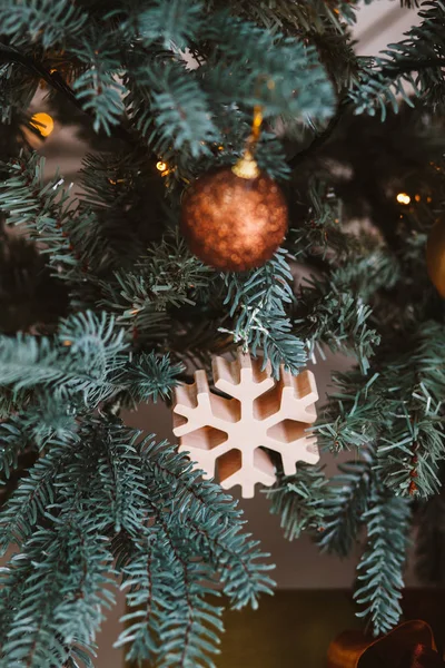 Décorations de Noël sur le sapin du Nouvel An. Flocon de neige en bois . — Photo