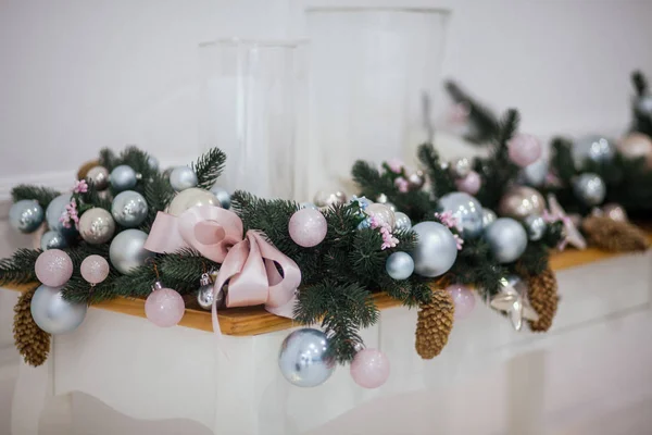 Gałąź choinki z dekoracjami. Świąteczne kulki — Zdjęcie stockowe