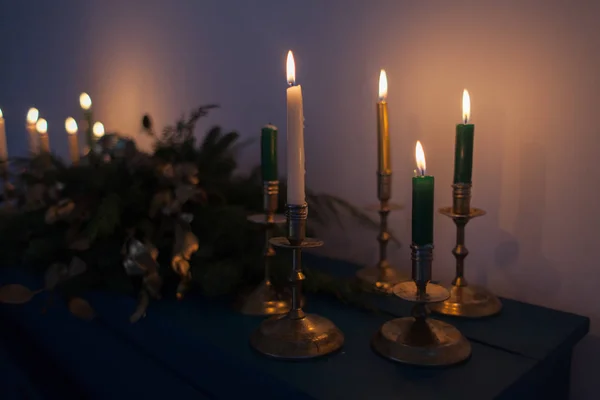 Decoración de Navidad con velas encendidas y ramas de árbol de Navidad. Estilo vintage tonificado imagen —  Fotos de Stock