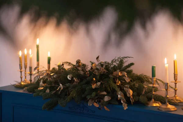 Decoración de Navidad con velas encendidas y ramas de árbol de Navidad. Estilo vintage tonificado imagen —  Fotos de Stock