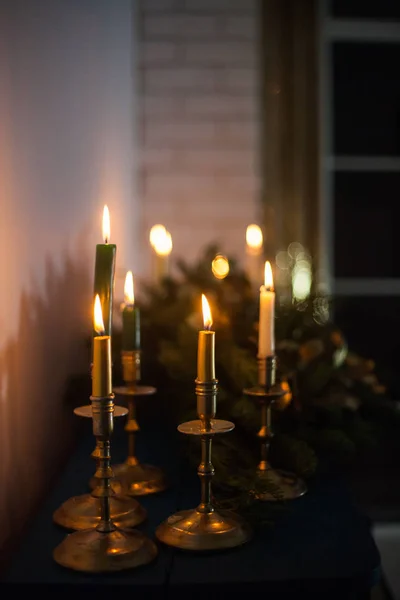 Bougeoirs vintage avec bougies allumées. Décoration intérieure du Nouvel An . — Photo