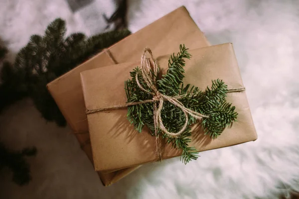 Caja de regalo de Navidad con decoración. Concepto de vacaciones de invierno. Estilo rustik Fotos de stock libres de derechos