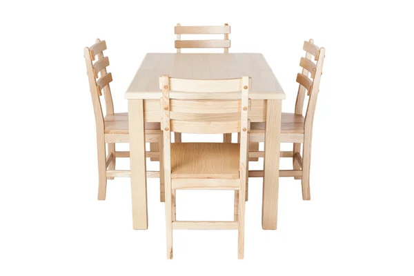 Table et quatre chaises pour cuisine, isolées sur fond blanc. Meubles en bois naturel . — Photo