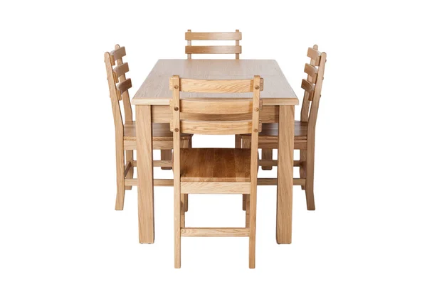 Un ensemble de meubles de cuisine en bois naturel, une table à manger et quatre chaises, isolés sur le fond blanc . — Photo