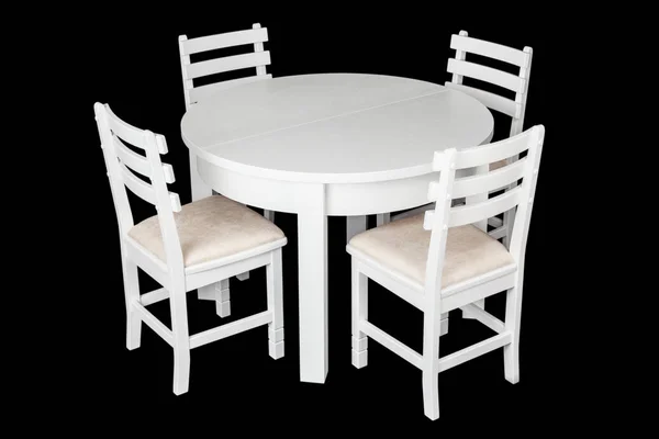 精致的白色桌子和有裁剪路径的椅子。 白色的桌子和椅子隔离在黑色的背景上. 在厨房里吃午饭用的一套家具. — 图库照片