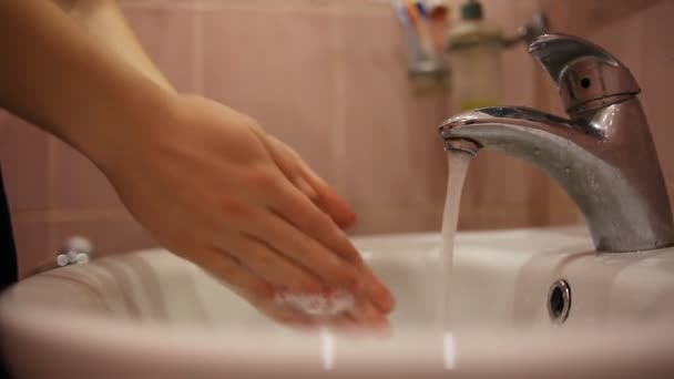 コロナウイルスのパンデミックを防ぐために石鹸と温水で手を洗う 防腐剤や消毒剤で衛生を手 細菌性および抗ウイルス性の予防 — ストック動画