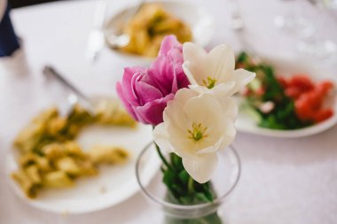 Taze bir mutfak masasında Lale buketi.