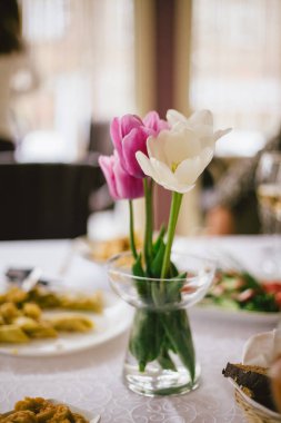 Taze bir mutfak masasında Lale buketi.