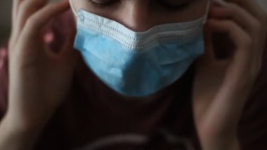 Doktor, adam koronavirüse karşı koruyucu bir maske takıyor. Tıbbi personel önleyici ekipman. Bakteriyel ve antiviral profilaksi.