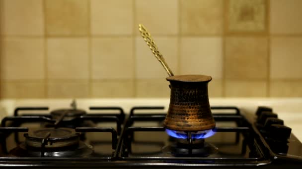 Turecka Kawa Jest Przygotowywana Nad Blatem Pieca Osiągając Temperaturę Wrzenia — Wideo stockowe