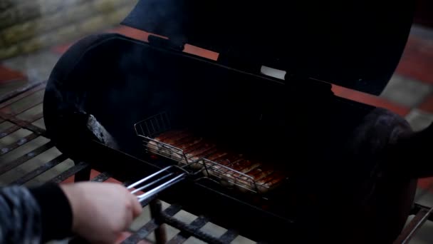 Cozinhar Salsichas Grelha Homem Vira Salsichas Carne Suculentas Uma Grade — Vídeo de Stock