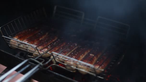 Μαγειρεύω Λουκάνικα Στη Σχάρα Κάπνιζε Ζουμερά Λουκάνικα Κρέατος Στη Μεταλλική — Αρχείο Βίντεο