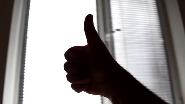 男人两次高兴地放弃大拇指 表示喜欢和赞同 — 图库视频影像