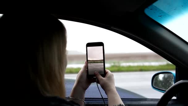 Flicka Bloggare Skjuter Videoinnehåll Med Hjälp Smartphone När Sitter Bil — Stockvideo