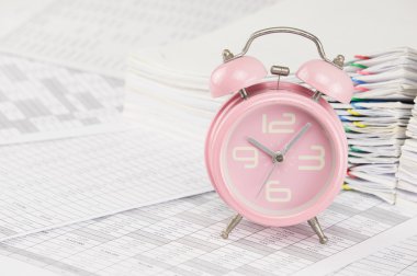 Eski pembe çalar saat var arka plan olarak evrak kazık bulanıklık