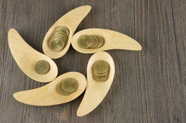 Monedas de oro en lugar de cuchara de madera como fondo de madera de torre —  Fotos de Stock