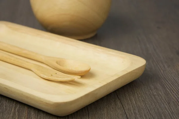 Cerrar cuchara de madera y tenedor lugar en bandeja de madera —  Fotos de Stock