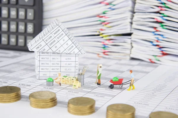 House with farmer have blur pile gold coins as foreground — Stock Photo, Image