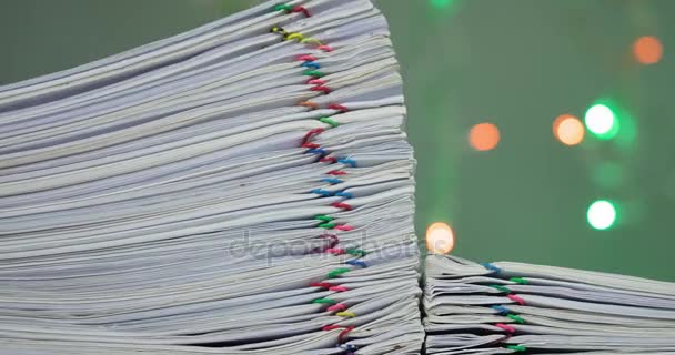 Pile de documents ont bokeh coloré comme fond laps de temps — Video