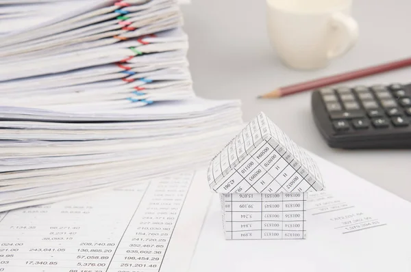 Casa tem calculadora borrão e lápis com xícara de café — Fotografia de Stock