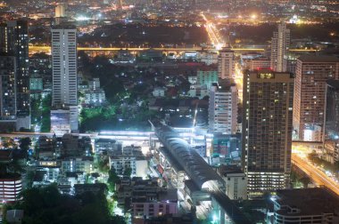 Havalimanı bağlantı istasyonu ve gece gökdelen Bangkok Tayland