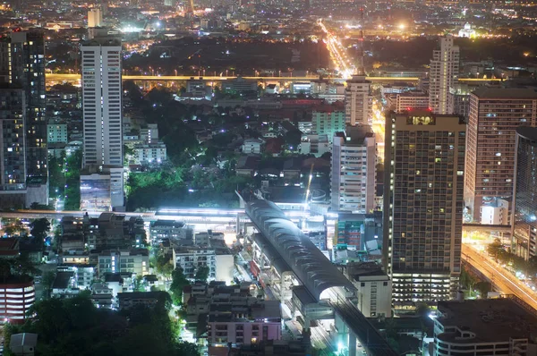 エアポート リンク駅とバンコクの夜高層ビル — ストック写真