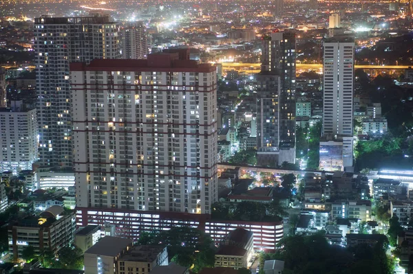 マンションや夜タイ バンコクの高層ビル — ストック写真