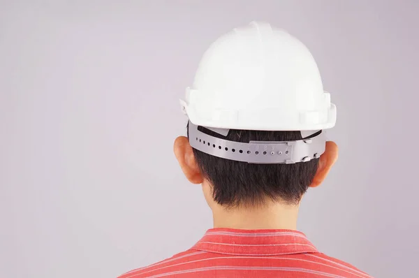 Inżynier nosić czerwoną koszulę i inżynier biały kapelusz zawrócić — Zdjęcie stockowe