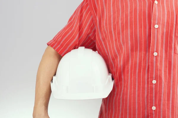 Engenheiro com camisa vermelha segurar chapéu branco no fundo branco — Fotografia de Stock