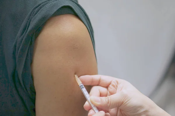 Enfermeira segurando seringa hipodérmica injetou vacina com o homem paciente — Fotografia de Stock
