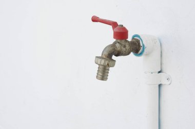 Eski ve paslı krom musluk pvc boru hattı ile beyaz boyalı