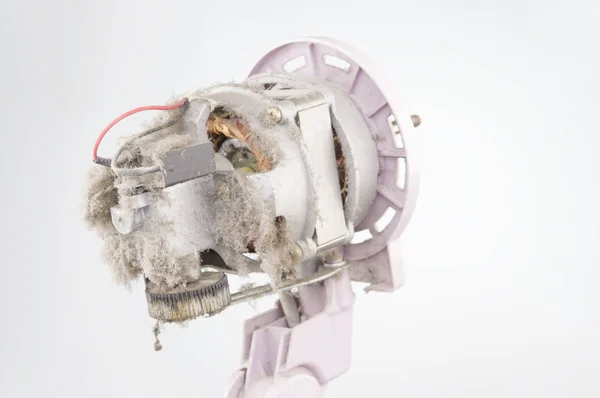 Close-up van de motor van de elektrische ventilator met stof witte achtergrond — Stockfoto