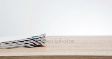 Ahşap masa ve beyaz arka plan kopya uzay zaman atlamalı ile satış ve alış irsaliyesi renkli ATAÇ ile aşırı yük evrak raporu yığını. İş ve Finans kavramlar başarılı fotoğraf.