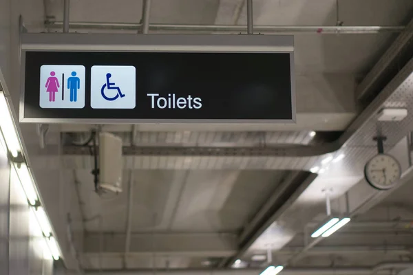 Letrero de tablero de información de baños en la terminal del aeropuerto internacional —  Fotos de Stock