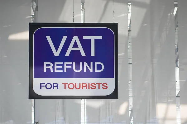 Mehrwertsteuer-Rückerstattung für Touristen Infotafel Schild am internationalen Flughafen Stockbild
