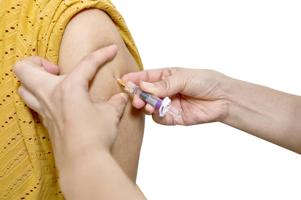 Mão Enfermeira Segurando Seringa Hipodérmica Vacina Injetada Gripe Com Ombro — Fotografia de Stock