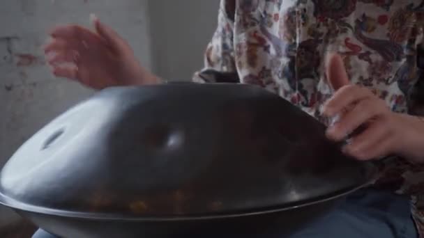 Musician hands playing handpan drum. Close up — Stock Video
