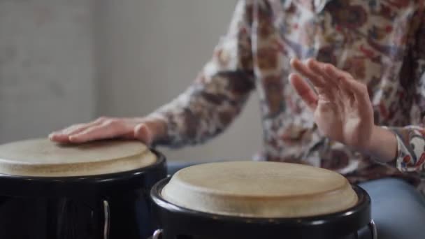 Close-up van mensenhanden op Afrikaanse trommels. man spelen op een bongo drum close up. — Stockvideo