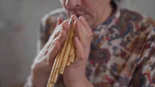 Un chico tocando la flauta tailandesa de madera — Vídeos de Stock