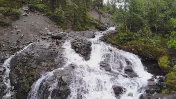 Vue arrière de la fille debout sur le rocher et regardant l'horizon avec des montagnes. Concept vacances, voyage et aventure — Video