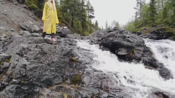 Touristique Détente sur le rocher. Fille reposant sur le rocher et jouissant de la vue — Video