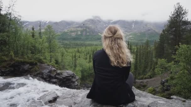 Rock 'ta Dinlenen Turist. Kaya üzerinde dinlenen ve manzaranın tadını çıkaran kız. — Stok video
