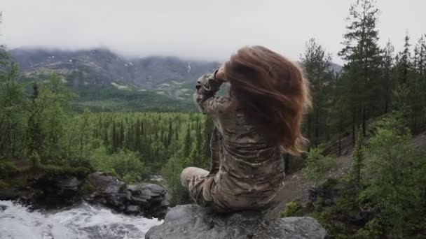 Relajación Turística en Rock. Chica descansando en la roca y disfrutando de admirar la vista — Vídeos de Stock