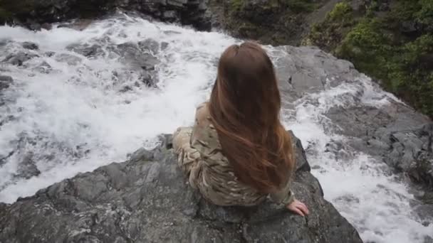 Touristen entspannen sich auf Felsen. Mädchen ruht sich auf Felsen aus und genießt die Aussicht — Stockvideo