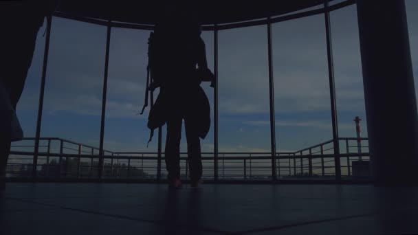 Silhouette eines Touristen mit großem Gepäck am Flughafen — Stockvideo